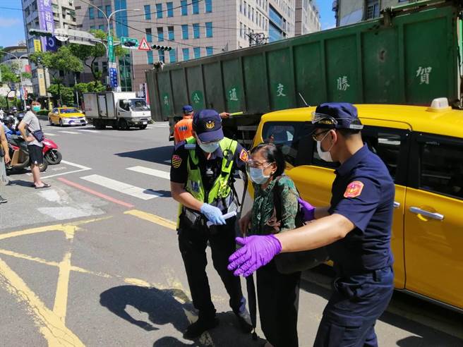 中和警分局派員前往接種站協助長者施打疫苗，讓整個施打的流程更順遂。（中和警分局提供）