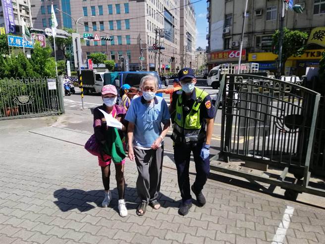 中和警分局派員前往接種站協助長者施打疫苗，讓整個施打的流程更順遂。（中和警分局提供）