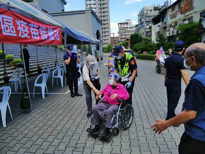 中和警分局派員前往接種站協助長者施打疫苗，讓整個施打的流程更順遂。（中和警分局提供）