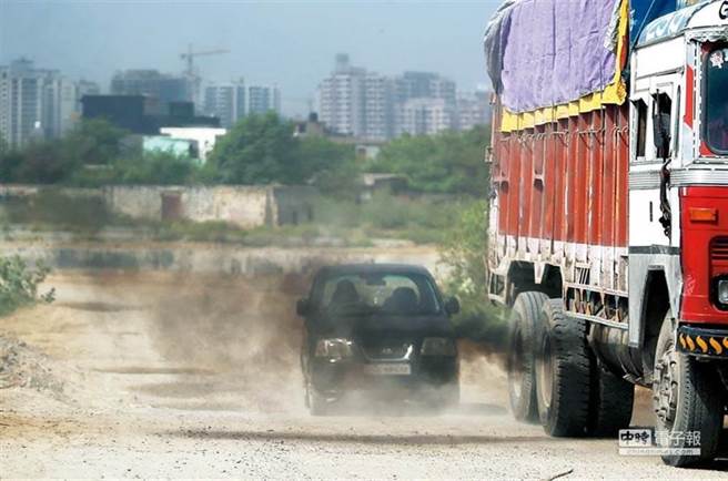 环保署表示，为维护全民健康，经评估后决定重型柴油车六期排放标准如期实施，重型柴油车六期排放标准今年9月将如期上路，以改善国内空气污染。（图／美联社）