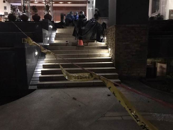 一名女子今（15）日晚间7时许，从新北市淡水区中正东路2段路某社区大楼坠落，其身体卡在社区中庭的空心横梁内，部分断肢掉落于1楼中庭，警方紧急封锁现场调查中。（图／翻摄画面）