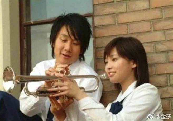 金莎2005年和林俊杰合唱〈被风吹过的夏天〉爆出绯闻。(图/ 摘自金莎微博)