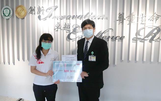 金树慈善基金会董事长张福源与董事长黄宗锦有感医护人员辛劳，各捐15万元给3名护理师，因护理师婉拒，改捐给3间医院共90万元。（基金会提供）