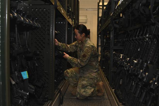 根据美联社调查，美军遗失的军用枪械远高于官方纪录，且即使这些枪枝涉及犯罪事件，美军自身也无法察觉。图为美军军械库，并非指特定人士或设施。（示意图／DVIDS）