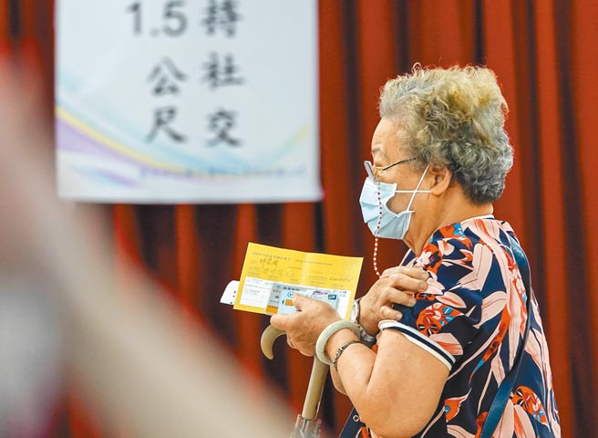 台北市14日繼續為相關優先人員和民眾施打AZ疫苗，南港成德區民活動中心接種站湧入人潮，符合資格的老人也參加接種。（黃子明攝）