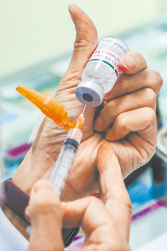 治療寄生蟲疾病的動物用藥「伊維菌素」傳出有望治療新冠肺炎，但台灣、美國、歐盟及世衛組織（WHO）都不建議使用。圖為桃園市政府在端午連假期間，13區衛生所優先提供第一類醫事人員尚未施打公費疫苗者前往接種。（陳麒全攝）