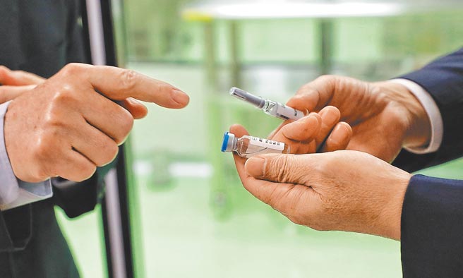 民進黨前立委林濁水昨天質疑蔡英文與防疫指揮官陳時中，針對國產疫苗是否能夠獲得緊急授權各說各話，表示疫苗危機愈演愈使人擔心。圖為之前副總統賴清德參訪「高端疫苗生物製劑公司」，了解國內疫苗生產狀況。（總統府提供）