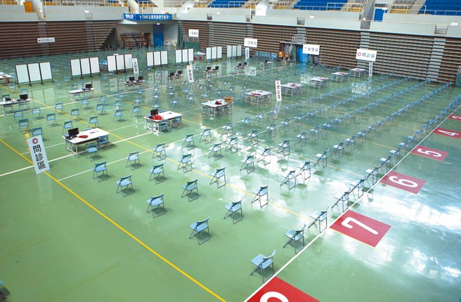 新北市获配的8.3万剂AZ疫苗15日开始施打，儘管14日为端午连续假期，但新庄区施打站内设备及动线规画已完成。（陈怡诚摄）