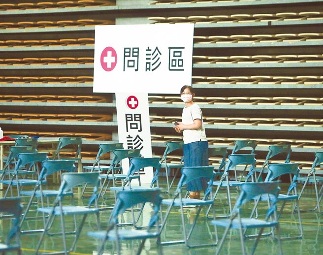 新北市首波施打对象为85岁以上长者，接种前会有医事人员询问身体状况，以及是否适合接种AZ疫苗。（陈怡诚摄）