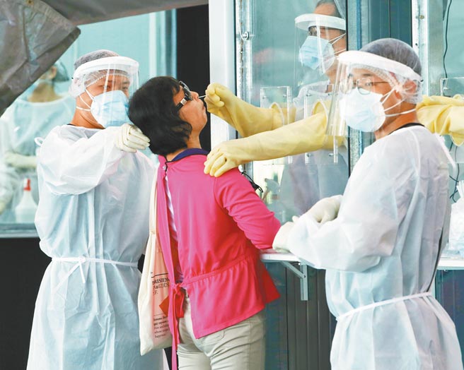 国内新冠肺炎疫情持续延烧，虽适逢端午假期新北市板桥大型筛检14日仍有许多民眾前往筛检。（陈怡诚摄）