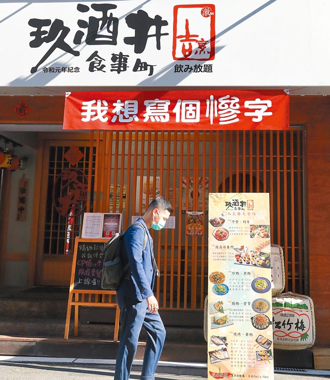 全国疫情三级警戒延长至28日，各行各业商家收入急冻，苦撑经营。图为一家位在台北市东区巷弄的餐厅，业者索性在店门口挂起「我想写个惨字」红布条，表达心声。（刘宗龙摄）