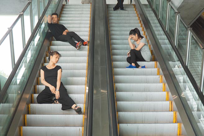 旅法艺术家林人中受庞毕度中心邀请，再度呈现作品《手扶梯上的艺术史》。图为台北版本。（张玮摄，林人中提供）