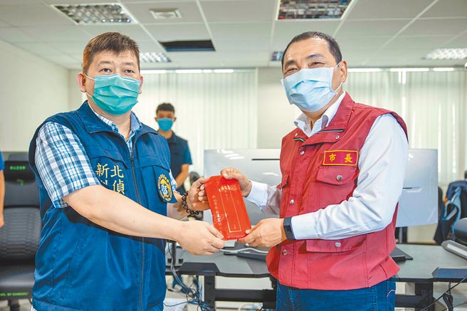新北市长侯友宜（右）14日前往市刑大慰问解除隔离的员警，感谢警察的辛劳。（新北市新闻局提供／叶书宏新北传真）