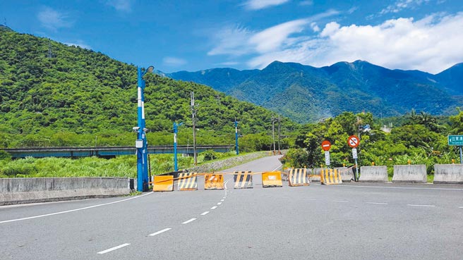 宜兰县苏澳镇东澳里因居民以年长者居多，地方遂决定封闭路口，让游客前往粉鸟林时不经过村落。（读者提供／李忠一宜兰传真）