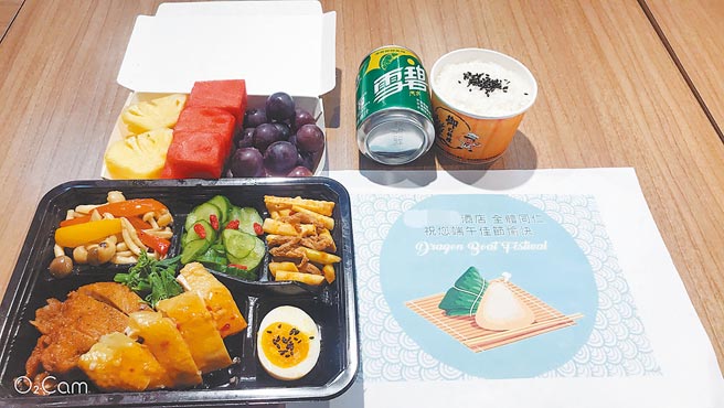 新北市防疫旅館特別準備粽子、水果盒以及清潔防疫禮盒送給隔離民眾。（新北市觀旅局提供／戴上容新北傳真）