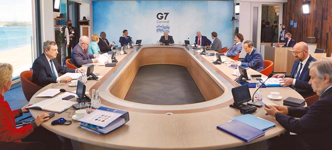 七大工業國集團（G7）峰會，英國首相強森（Boris Johnson）（中）主持會議，各國領袖分坐兩側，日本首相菅義偉與韓國總統文在寅相距甚遠。（英國首相官邸）