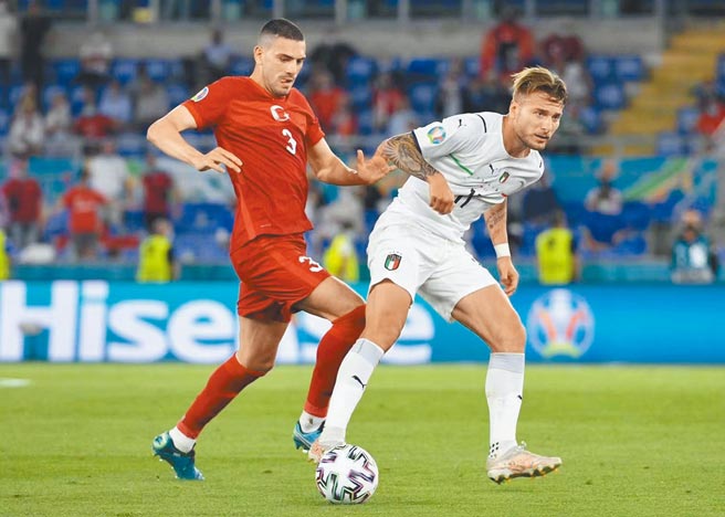 中國成為本屆歐洲盃頂級贊助商的最大輸出國。球場邊的廣告招牌即是大陸海信集團。（摘自網路）