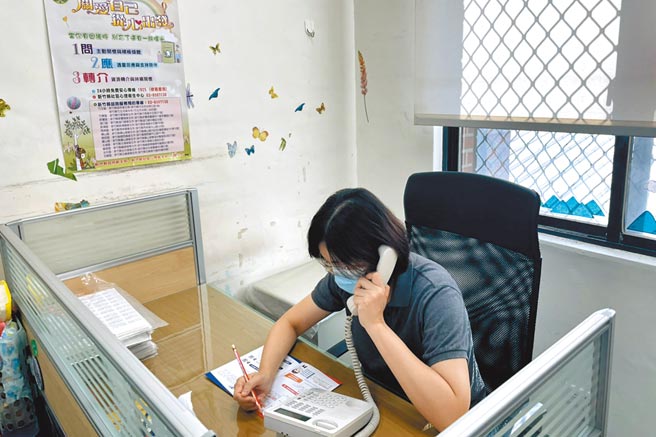 新竹县卫生局心理谘询专线，提供确诊者、居检及居隔者或民眾谘询服务。（新竹县政府提供／罗浚滨新竹传真）