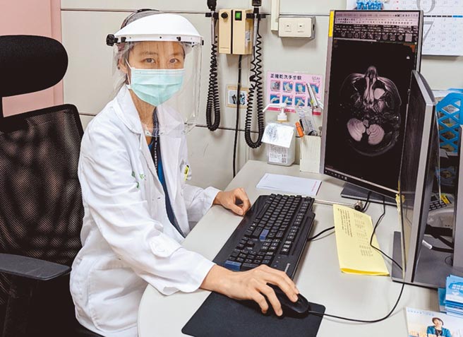 新竹台大分院神经部医师程郁文呼吁，失智症家属防疫期间若有照顾上的各种困难，可以寻求社会资源与医疗的协助。（新竹台大分院提供／陈育贤新竹传真）