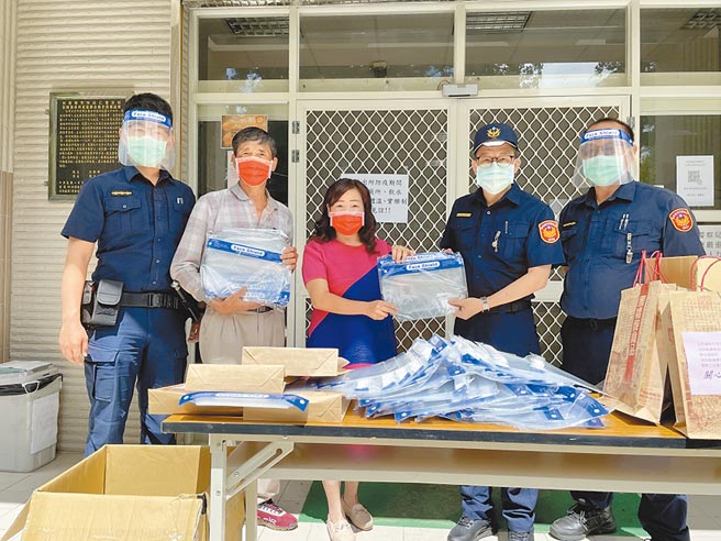 南投县议会副议长潘一全担心员警长期暴露在第一线，捐赠100个防护面罩给仁爱警分局。（警方提供／陈淑芬南投传真）