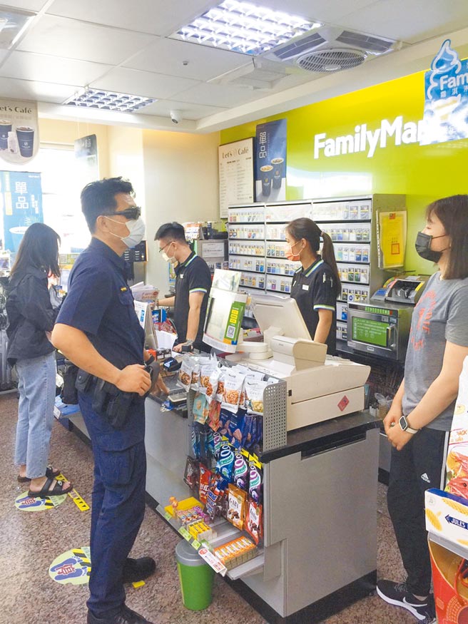 台南市警方发现锁定因疫情急需纾困的民眾，成为新型诈骗手法，加强超商巡逻，以防车手提领与民眾异常匯款。（读者提供／程炳璋台南传真）