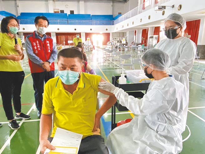 嘉义县长翁章梁（左二）视察嘉义县疫苗接种站仿效日本宇美町式操作模式。（廖素慧摄）