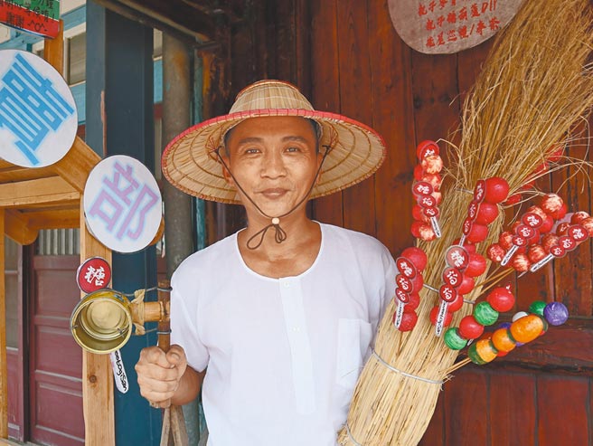 45岁来自南投的许杨格森，有17年制糖经验，因擅长制作糖葱、麦芽糖、糖葫芦等传统零嘴，大家都称他「糖伯伯」。（张毓翎摄）