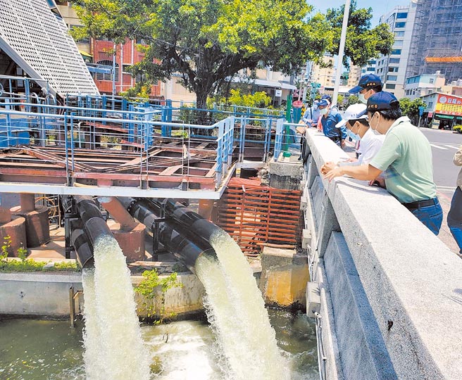 高雄市副市长林钦荣（右二）视察七贤抽水站。（高雄市水利局提供／林瑞益高雄传真）