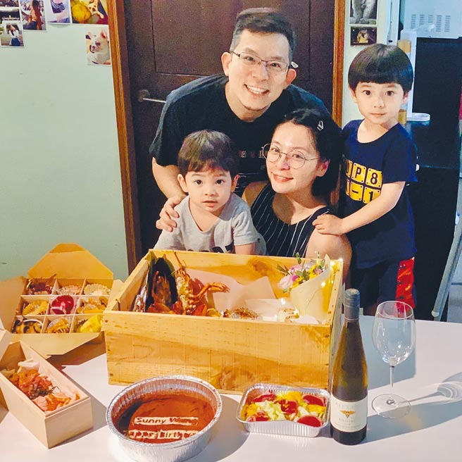 鱼丁纟鼓手小威一家四口和乐融融。（LeMood提供）