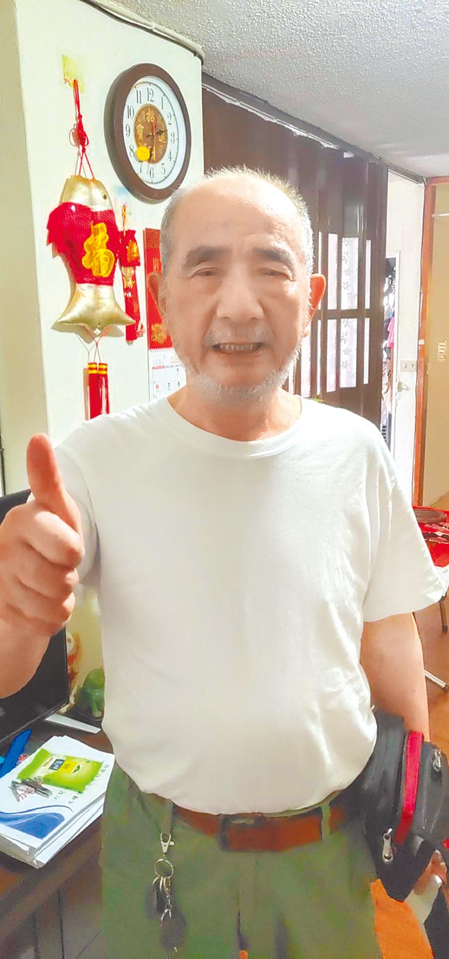 陳維祥鬼門關前走一遭，昨平安返家開心比讚。（陳維祥提供）