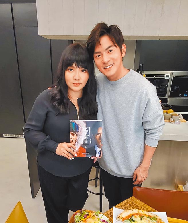 宥胜（右）、唐绮阳日前在FB广播包厢直播。（资料照片，喜鹊娱乐提供）