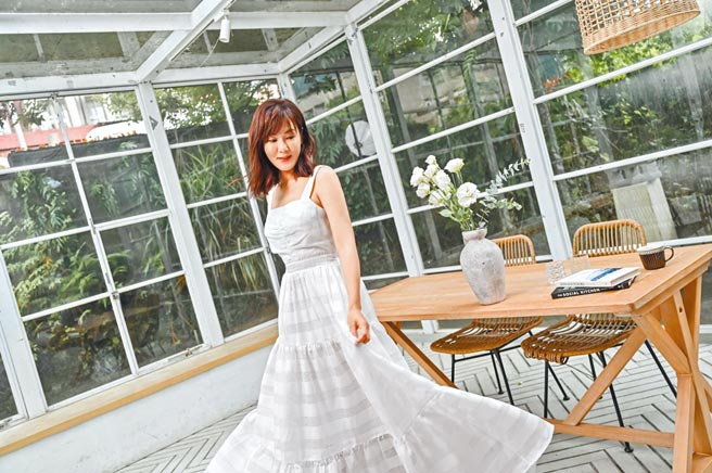 邱琦雯推出的長洋裝，要讓所有女生漂亮變身。（艾迪昇傳播提供）