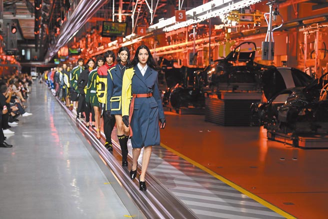 法拉利于总部义大利马拉内罗汽车流水线上举办首场时尚秀。（CFP）