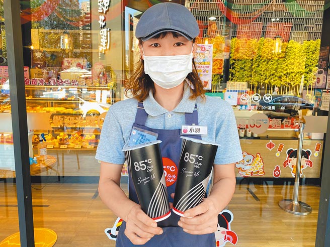 85度C今（15日）当天警消出示工作证，享全饮品85折。（85度C提供）