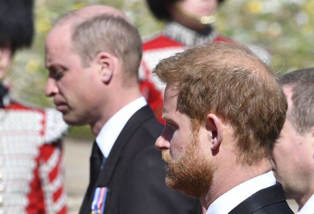 威廉（左）和哈利4月17日在温莎城堡（Windsor Castle）出席祖父菲立普亲王葬礼的神情。（达志图库/TGP）(photo:ChinaTimes)