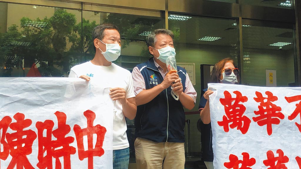 衛福部次長石崇良指疫情破口在萬華惹議，台北市議員鍾小平（左一）昨率數名里長前往疾病管制署抗議。（議員鍾小平提供／張薷台北傳真）