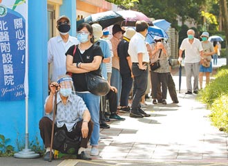 大熱天揮汗爬3樓 障礙賽考驗長者