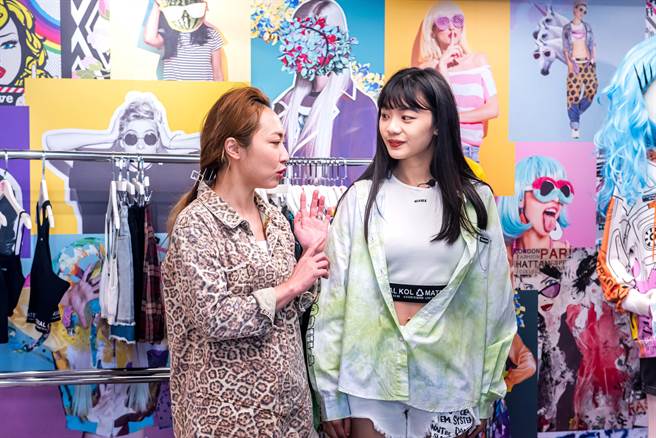 木木（右）受邀上网路节目《AD BUY金秀》。（ADMIXX提供）