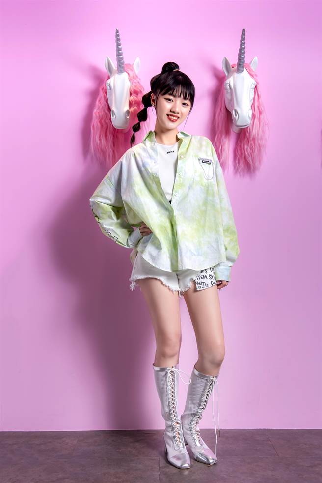 木木的全新造型充满夏日缤纷感。（ADMIXX提供）