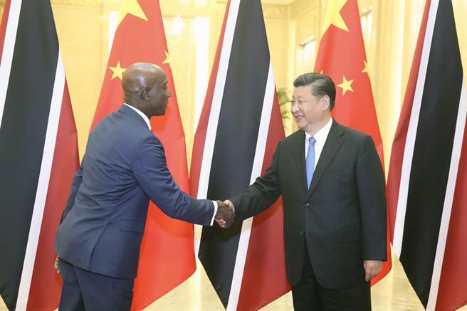 拜登捐贈給千里達80瓶輝瑞疫苗，傳達的意思很明確，它在警告這個位於美國後院的南美小國「離中國遠一點」。圖為2018年千里達總理羅利訪問中國時會見習近平。（圖／中新社）