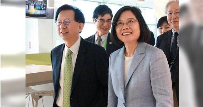 左一：高端總經理陳燦堅，右二：總統蔡英文（圖／高端提供）