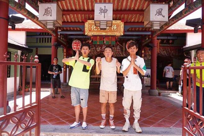 因疫情警戒升級，浩角翔起和顏永烈（左）主持的《鬧著玩》忍痛取消2周年環島感恩活動，團隊收入同樣出現窘境。（圖／翻攝自鬧著玩娛樂臉書）