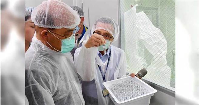 儘管国光已将疫苗试验重心移往海外，行政院长苏贞昌6月9日仍率行政团队访视国光，期许疫苗早日研发成功。（图／报系资料照）