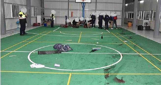 今年2月，台中市大雅区一处铁皮工厂发生1死3重伤的群殴事件，现场血迹斑斑，可见「战况」惨烈。（图／报系资料照）