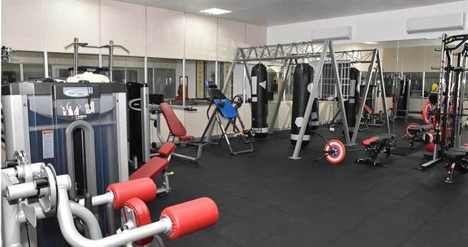 位在台中大雅區的打手培訓基地，內部設有一座專業的自由搏擊格鬥擂台，供打手鍛鍊搏擊技巧。（圖／翻攝畫面）