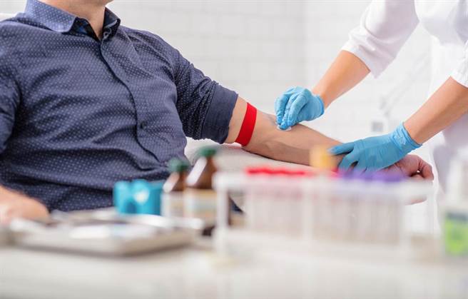 先前國內爆發大規模疫情，血庫面臨緊繃，持續需民眾捐贈新血。（示意圖／Shutterstock）