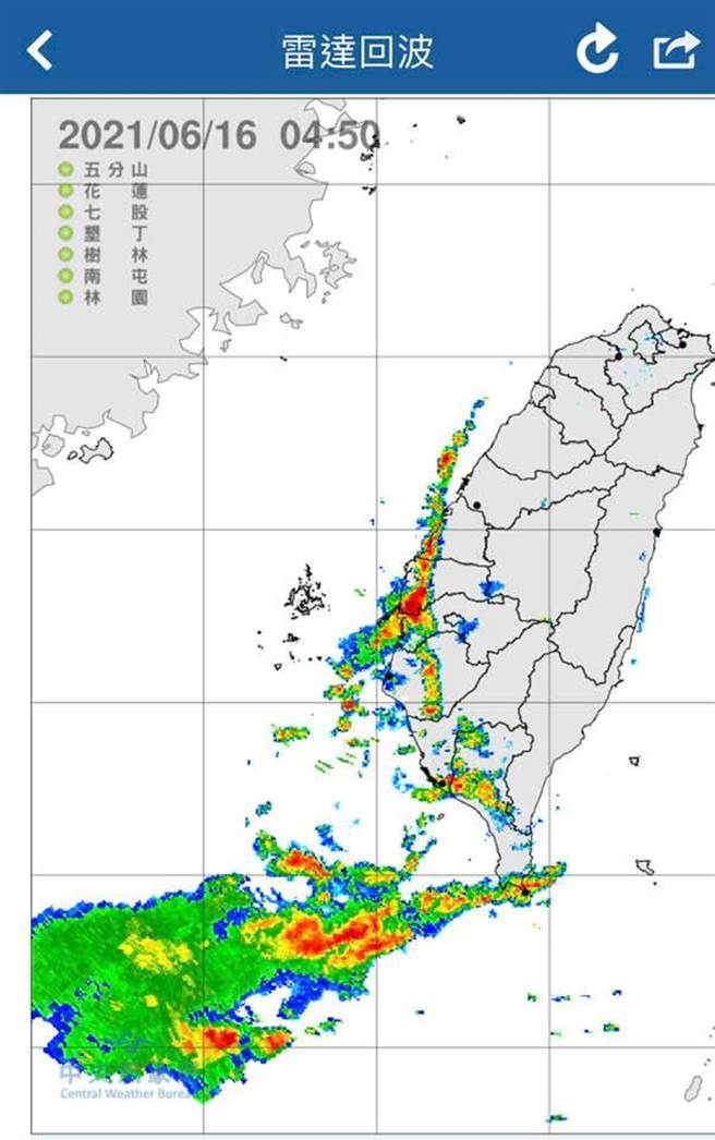 图为雷达回波图，对流胞出现在南部沿海。（翻摄自气象局）