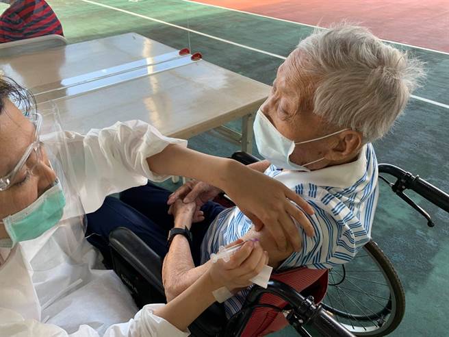 王鳳奎》百歲老兵父親打疫苗的感想。（愛傳媒提供）