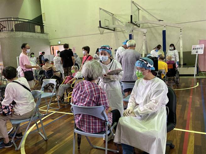台中市昨日起開始為85歲以上老人打疫苗。（盧金足攝）