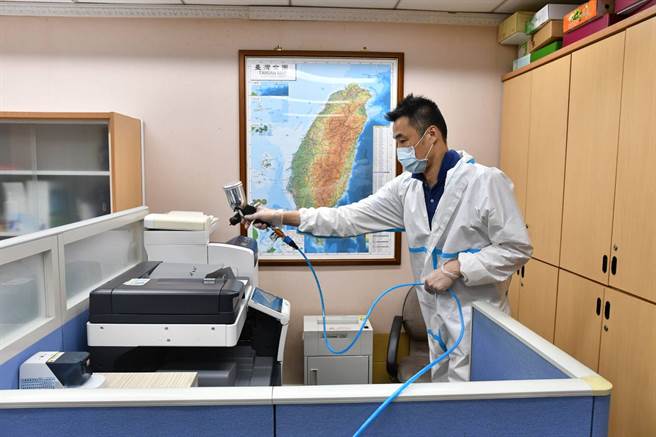 内政部大楼办公空间、公共区域及公务车辆喷涂奈米抗菌薄膜，以形成保护膜抑制病毒附着。(戴志扬翻摄)